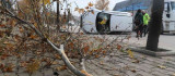 Elazığ'da ağaca çarpan otomobil yan yattı: 1 yaralı