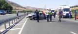 Elazığ'da otomobil bariyerlere çarptı: 3 yaralı