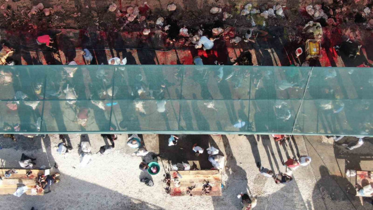 Elazığ'da vatandaşlar kurbanlarını kesti, yoğunluk havadan görüntülendi