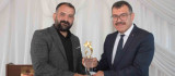 Elazığlı sanatçı yılın en iyi sanatçısı ve müzik bilim insanı ödülüne layık görüldü