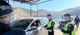 Trafik jandarma ekipleri kadın sürücülere karanfil hediye etti